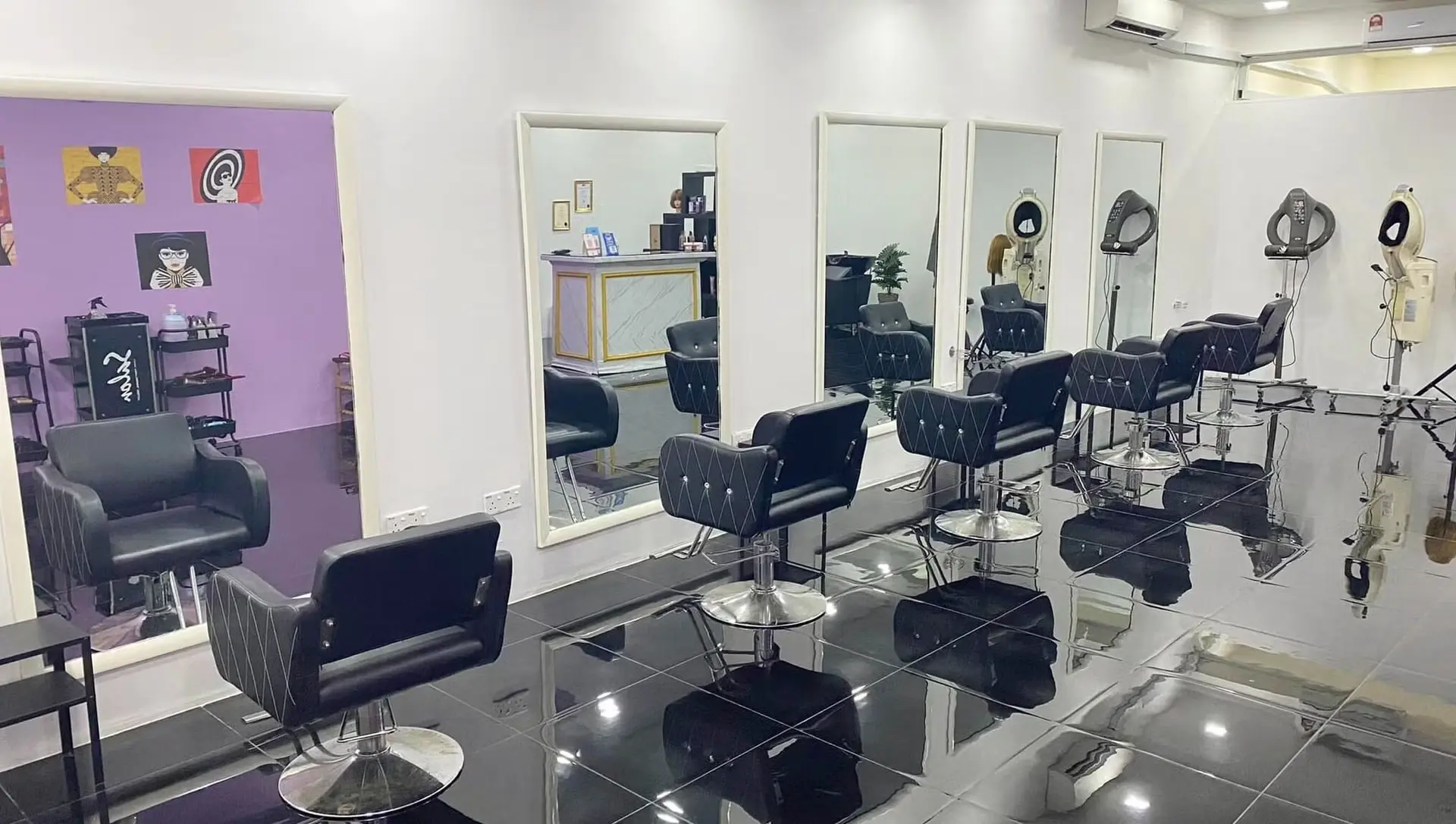 Barber cutting client's hair at mangROOMing studio